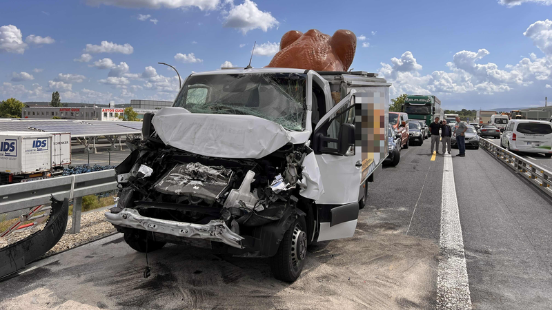 Unfall A70 Auf der A70 in Richtung Schweinfurt kam es am Mittwoch (12.06.2024) zu einem Auffahrunfall mit drei Fahrzeugen.