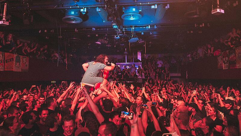 Sascha MadsenForchheim & Fränkische Schweiz Seit 20 Jahren gibt es die Band Madsen nun schon. Auf dem Bild ist Sascha Madsen während des Jubiläumskonzert in Erlangen zu sehen. Wir haben exklusiv mit ihm gesprochen.