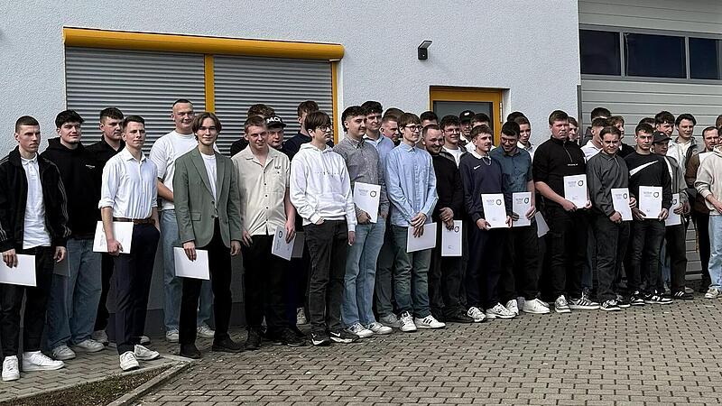 Die Freizusprechenden mit Obermeister Heinz Schuchbauer und Gesch&auml;ftsstellenleiter Stefan K&ouml;ppe.