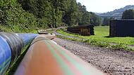 Zwischen R&ouml;mershag und Riedenberg werden aktuell zwei parallel verlaufende Rohre f&uuml;r Wasser und Abwasser verlegt. Durch das sensible Wasserschutzgebiet braucht es ein umsichtiges Vorgehen.