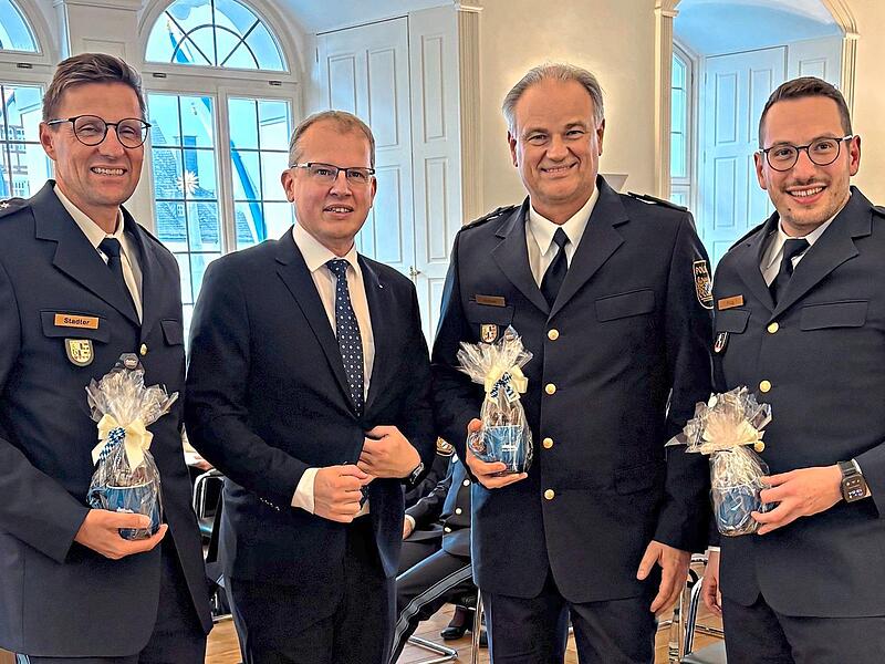 Oberbürgermeister Ralf Hartnack hieß den neuen Polizeichef Jürgen Stadter (links) in Kulmbach willkommen und verabschiedete dessen Vorgänger Jonas Krug (rechts) und Peter Hübner.Polizeipräsidium Oberfranken Oberbürgermeister Ralf Hartnack hieß den neuen Polizeichef Jürgen Stadter (links) in Kulmbach willkommen und verabschiedete dessen Vorgänger Jonas Krug (rechts) und Peter Hübner.Polizeipräsidium Oberfranken