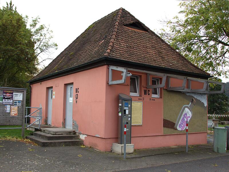 Die Arbeiten f&uuml;r den Neubau des Sanit&auml;rgeb&auml;udes am Bleichrasen in Hammelburg k&ouml;nnten m&ouml;glicherweise im Fr&uuml;hjahr 2027 starten.