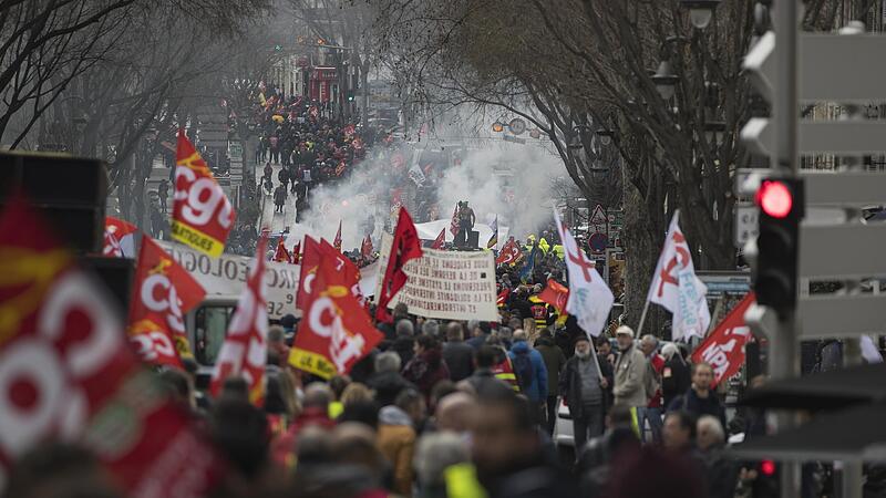 Paris in der vergangenen Woche: Mit Plakaten demonstrieren die Menschen gegen die geplante Rentenreform der Regierung.