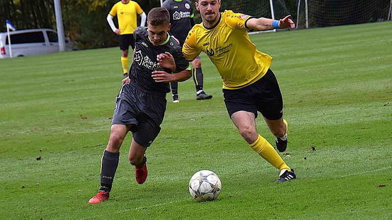 Auch wenn es das Ergebnis nicht vermuten l&auml;sst, war das Duell zwischen der SG Hassenbach (in Gelb) und der SG Oberbach ein Duell auf Augenh&ouml;he. In dieser Szene k&auml;mpfen Justin Schmitt (rechts) und Christian R&uuml;ttiger um den Ball.