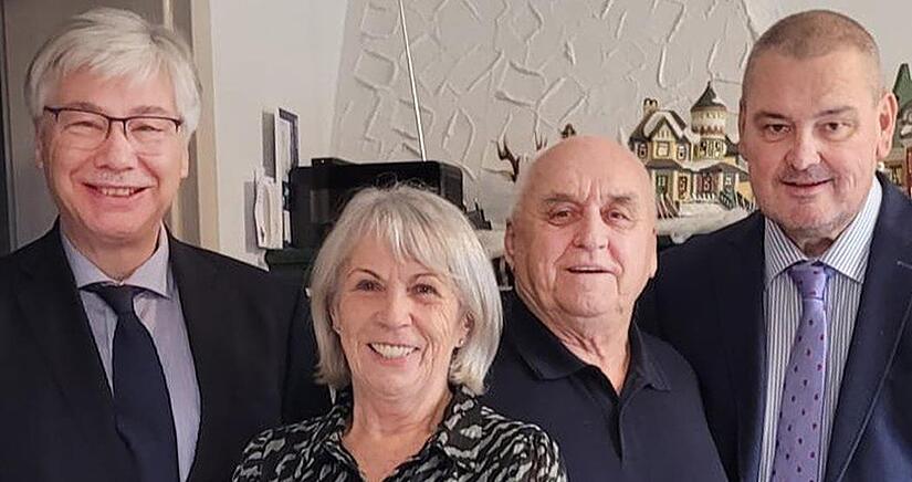 Bürgermeister Rüdiger Gerst (links) und Zweiter Bürgermeister Volker Pflaum (rechts) waren unter den Gästen, die Brigitte und Helmut Ritter zur Goldhochzeit gratulierten. Bürgermeister Rüdiger Gerst (links) und Zweiter Bürgermeister Volker Pflaum (rechts) waren unter den Gästen, die Brigitte und Helmut Ritter zur Goldhochzeit gratulierten.