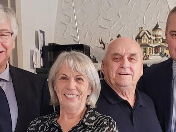 B&uuml;rgermeister R&uuml;diger Gerst (links) und Zweiter B&uuml;rgermeister Volker Pflaum (rechts) waren unter den G&auml;sten, die Brigitte und Helmut Ritter zur Goldhochzeit gratulierten.