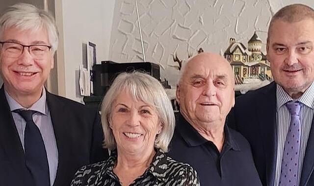 Bürgermeister Rüdiger Gerst (links) und Zweiter Bürgermeister Volker Pflaum (rechts) waren unter den Gästen, die Brigitte und Helmut Ritter zur Goldhochzeit gratulierten. Bürgermeister Rüdiger Gerst (links) und Zweiter Bürgermeister Volker Pflaum (rechts) waren unter den Gästen, die Brigitte und Helmut Ritter zur Goldhochzeit gratulierten.