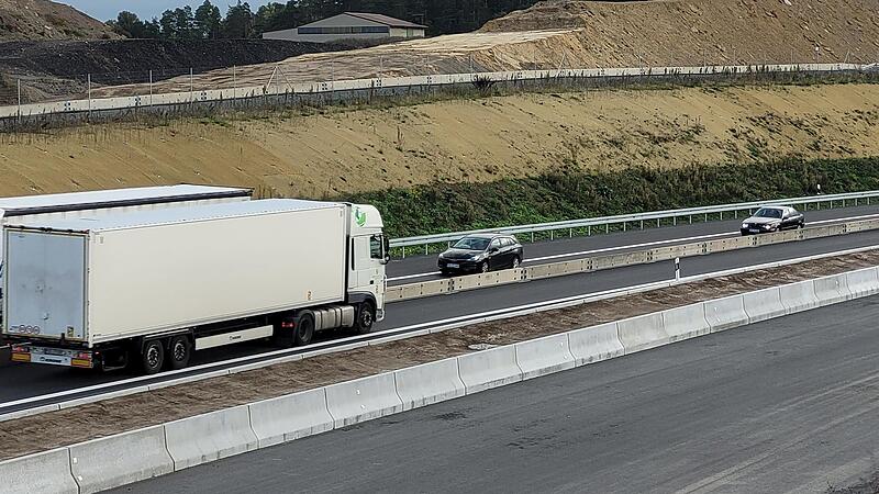 Der Verkehr läuft auf der neuen Trasse. Die Fahrbahn Richtung Bamberg ist schon befahrbar (oben). Dort läuft der Verkehr einspurig in beide Richtungen.