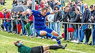 Der Mainleuser Kapitän Manuel Wollner grätscht an der Außenlinie vor zahlreichen Zuschauern Maximilian Weiß von der SG Oberland den Ball weg. Der Mainleuser Kapitän Manuel Wollner grätscht an der Außenlinie vor zahlreichen Zuschauern Maximilian Weiß von der SG Oberland den Ball weg.