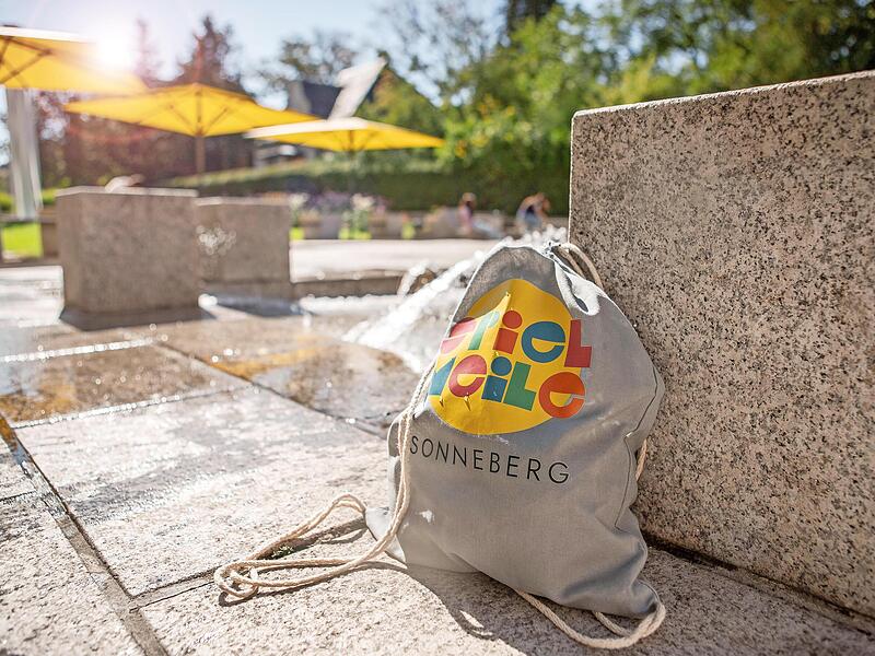 Mit dem Spielbeutel lässt sich nicht nur die Spielmeile erkunden. Kaufen kann man ihn bei der Weihnachtsmarkteröffnung am 11. Dezember.