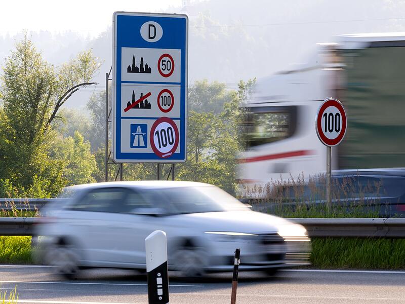 Greenpeace-Aktion für Tempolimit auf Autobahnen Greenpeace-Aktion für Tempolimit auf Autobahnen