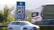 Greenpeace-Aktion für Tempolimit auf Autobahnen Greenpeace-Aktion für Tempolimit auf Autobahnen