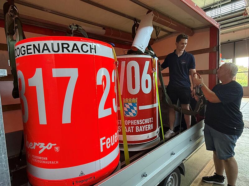 Die Flughelfer Michael Sch&ouml;pp (rechts) und Fabio Negri achten darauf, dass die beiden L&ouml;schwasser-Au&szlig;enbeh&auml;lter immer einsatzbereit sind.