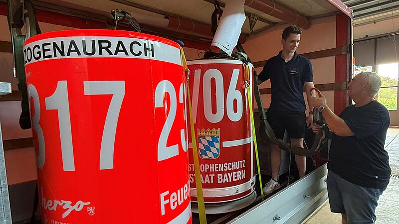 Die Flughelfer Michael Sch&ouml;pp (rechts) und Fabio Negri achten darauf, dass die beiden L&ouml;schwasser-Au&szlig;enbeh&auml;lter immer einsatzbereit sind.