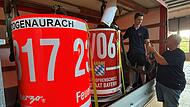 Die Flughelfer Michael Sch&ouml;pp (rechts) und Fabio Negri achten darauf, dass die beiden L&ouml;schwasser-Au&szlig;enbeh&auml;lter immer einsatzbereit sind.