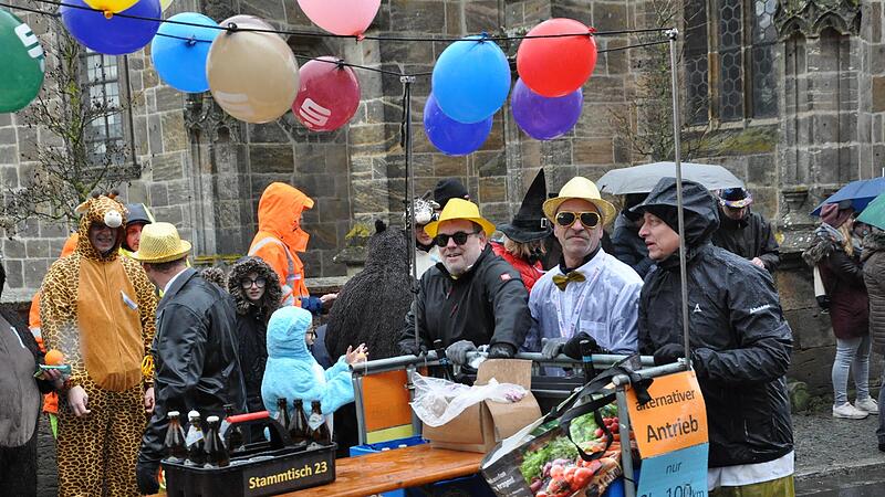 Der Stammtisch 23 machte sich beim Faschingsumzug in Ebern Gedanken über den Spritverbrauch.