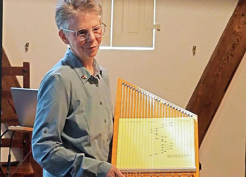 Anke Spindler demonstrierte, dass die auf der Projektseite hinterlegten Lieder mit einer Tischharfe ganz einfach gespielt werden k&ouml;nnen.