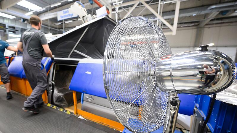 Arbeiter montieren neben einem Ventilator
