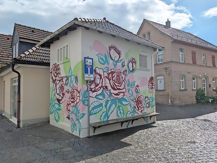 Mit einem Rosenmotiv pr&auml;sentiert sich nun eine Trafostation in Kronach.