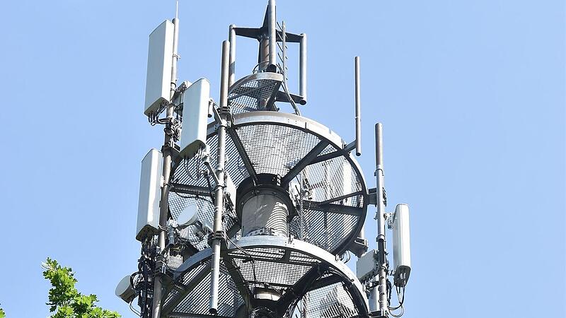 Ein Funkmast steht in Schirnsdorf. Vodafone will hier zus&auml;tzliche 5G-Antennen installieren.