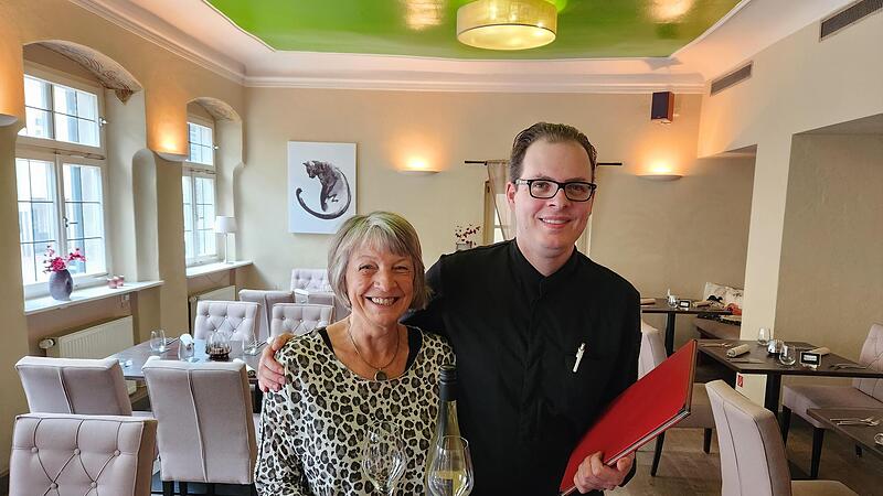 Sylvia Schneider bedient und ist für den Service zuständig: In der Küche des Kuro Neko in Bamberg kocht Sohn Marco Schneider.