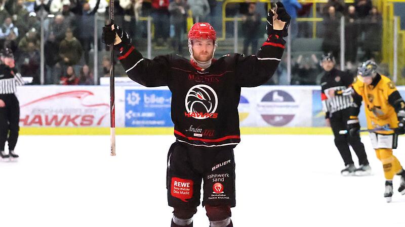 Maurice Becker freut sich &uuml;ber den Treffer seines Teamkollegen Ondrej Sotvkovsky (nicht im Bild) zum 3:0 beim 4:2-Sieg gegen den EHC Bayreuth, nachdem die Vorlage von ihm kam.