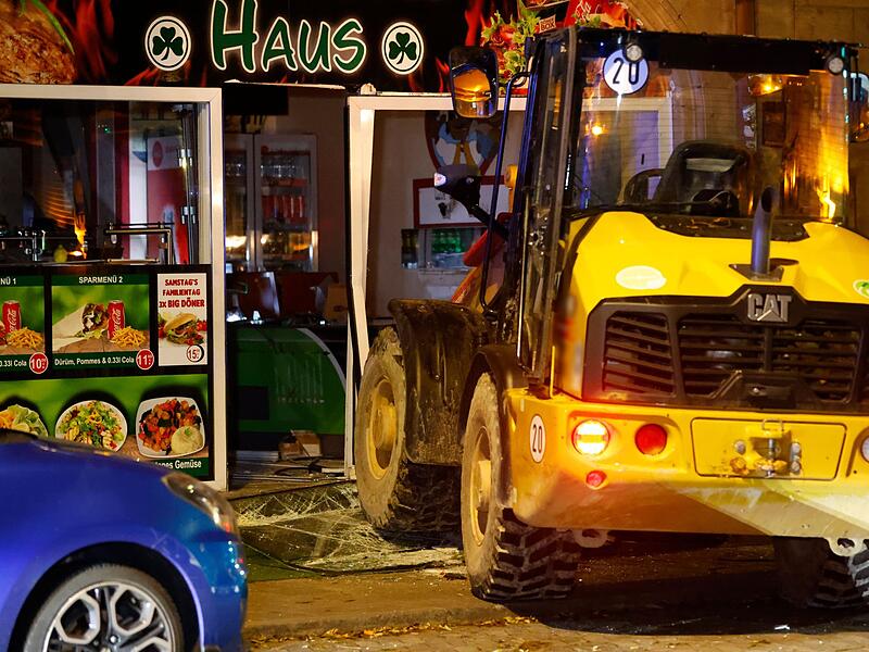 Mit Radlader gegen Schaufenster - Einbrecher festgenommen Mit Radlader gegen Schaufenster - Einbrecher festgenommen