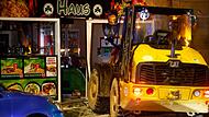 Mit Radlader gegen Schaufenster - Einbrecher festgenommen Mit Radlader gegen Schaufenster - Einbrecher festgenommen