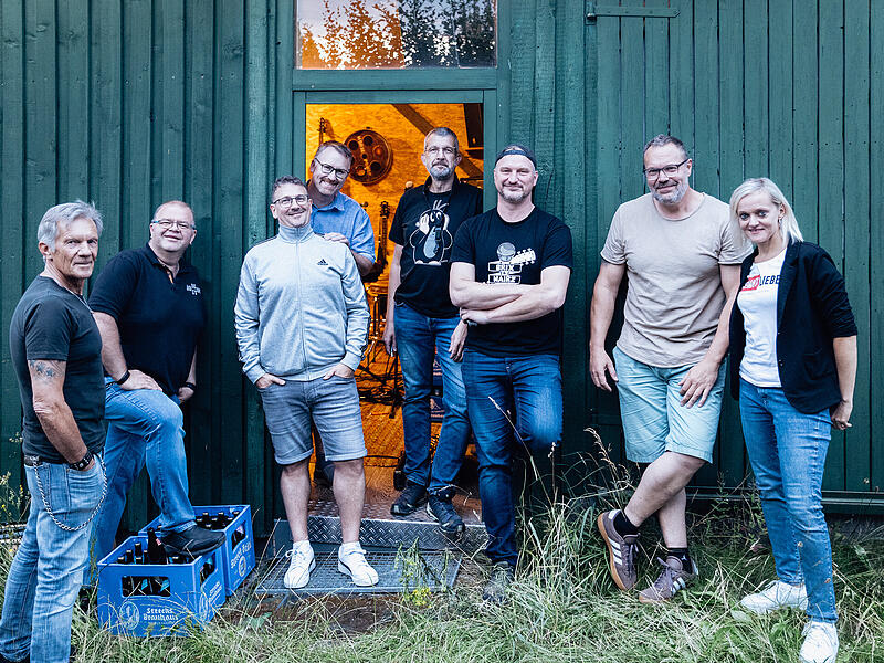 Die Kultband Rh&ouml;ner Bluat steht vor dem Comeback: Uto Schmitt, Daniel Rossmann, Heiko Geschwindner, Frank Brixel, Thomas Rockenzahn, Frank Schmitt, Christian Zinn und Nicole Dippold (von links), es fehlt Markus Barthel.