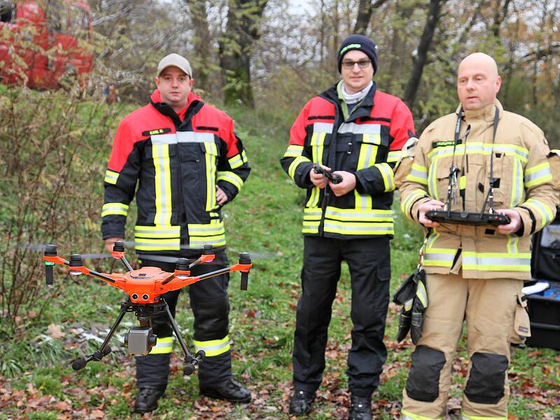 Mit einer Drohne suchten Mitglieder der Unterstützungsgruppe Örtliche Einsatzleitung der Feuerwehr Wiesen und Waldstücke ab.
