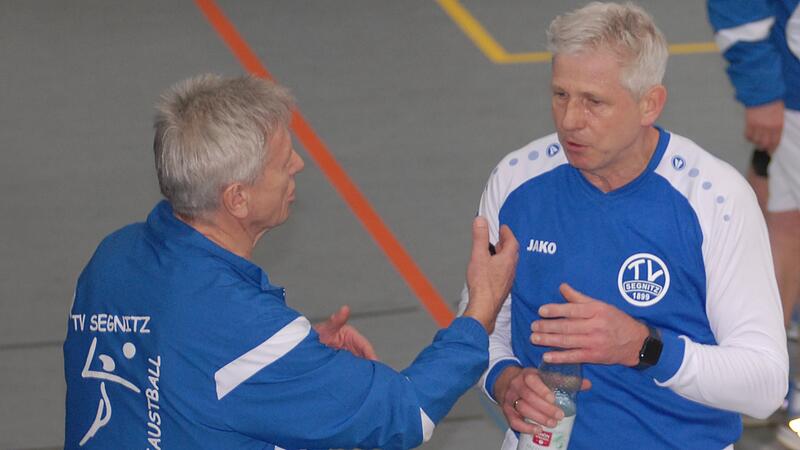 Gesprächsbedarf haben die Segnitzer Franz Hoffmann (links) und Karl-Heinz Mark, doch sie konnten das vorzeitige Ausscheiden ihrer Mannschaft im Viertelfinale nicht verhindern. Gesprächsbedarf haben die Segnitzer Franz Hoffmann (links) und Karl-Heinz Mark, doch sie konnten das vorzeitige Ausscheiden ihrer Mannschaft im Viertelfinale nicht verhindern.