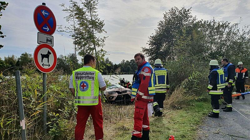40 Feuerwehrleute und über 50 Rettungskräfte von Wasserwacht, BRK und DLRG waren an der Bergung des in der Kieswäsch versunkenen Autos beteiligt. Foto: Christine Fischer