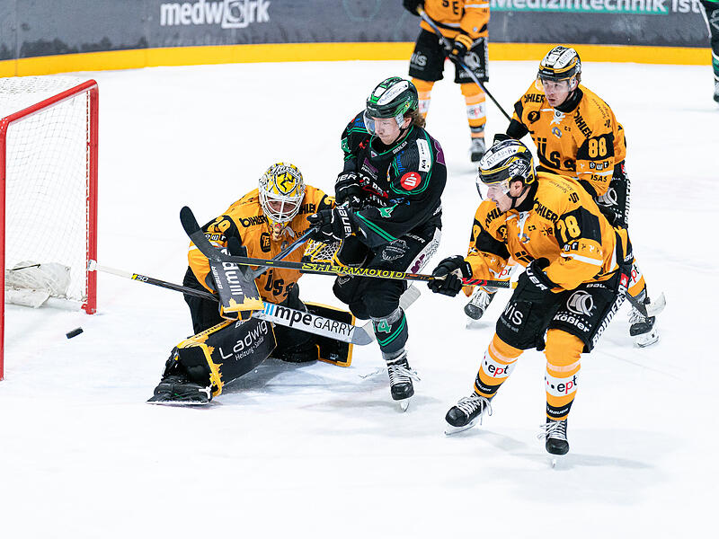 Leon Dalldush (Mitte) und die Alligators verlangten F&uuml;ssen alles ab. Mit zw&ouml;lf Feldspielern ging am Kobelhang aber am Ende die Luft aus.