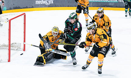 Leon Dalldush (Mitte) und die Alligators verlangten F&uuml;ssen alles ab. Mit zw&ouml;lf Feldspielern ging am Kobelhang aber am Ende die Luft aus.