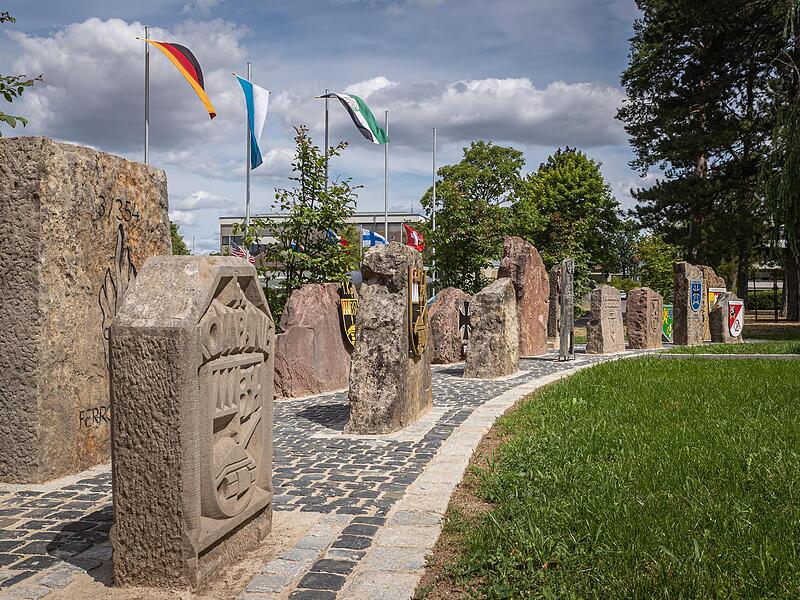 16 Gedenksteine wurden zusammengetragen und sind nun im Garten der Steine vereint. Sie haben nun einen würdevollen Platz auf dem Lagerberg bekommen.