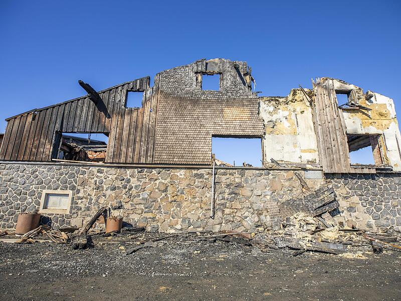 Bis auf die Grundmauern ist das Haupthaus der Kissinger Hütte am Feuerberg niedergebrannt. Bis auf die Grundmauern ist das Haupthaus der Kissinger Hütte am Feuerberg niedergebrannt.