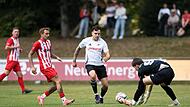 Der Schweinfurter Torwart Sejh Unusov sichert den Ball vor dem heranstürmenden Haßfurter.