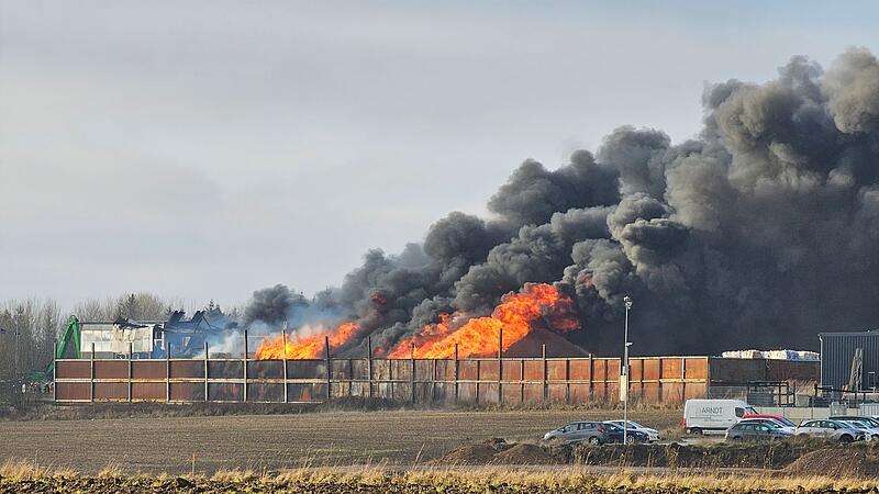 Großbrand von Lagerhalle mit Papier Großbrand von Lagerhalle mit Papier