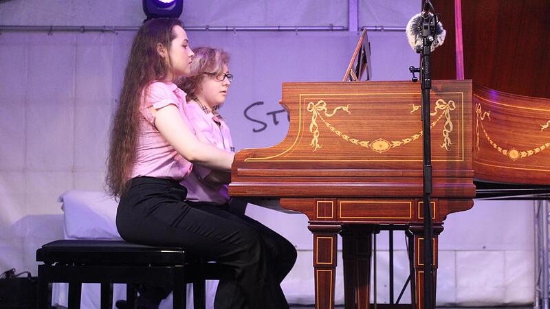 Zwei Geschwister, zwei Ausnahmetalente: Laetitia und Philip Hahn an einem Fl&uuml;gel im regnerischen Lichtenfels