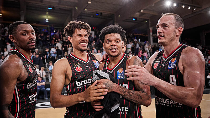 Gute Laune bei Kyle Lofton, Gabriel Kuku, Ronaldo Segu und Karsten Tadda (von links) nach dem Auswärtserfolg in Hamburg.