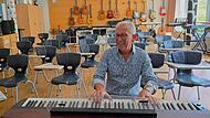 Michael Ulbrich an seinem Lieblingsplatz, am E-Piano im Musikraum Michael Ulbrich an seinem Lieblingsplatz, am E-Piano im Musikraum