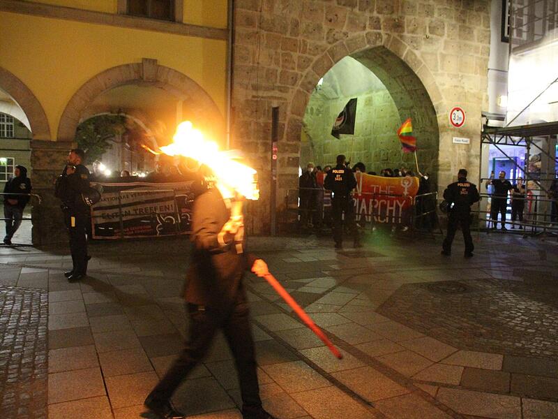 Fackelzug beim Pfingstkongress 2022 des Coburger Convents – im Hintergrund: Gegendemo im Spitaltor. Fackelzug beim Pfingstkongress 2022 des Coburger Convents – im Hintergrund: Gegendemo im Spitaltor.