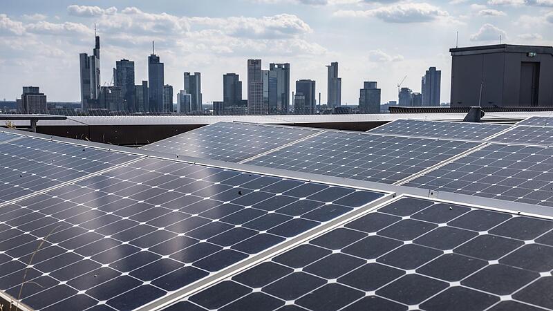 Solarmodule liefern auch dann Strom f&uuml;r private Geb&auml;ude, wenn er gerade nicht im Haus gebraucht wird. Eigene Batteriespeicher sind eine Option, um den Strom sp&auml;ter nutzen zu k&ouml;nnen.