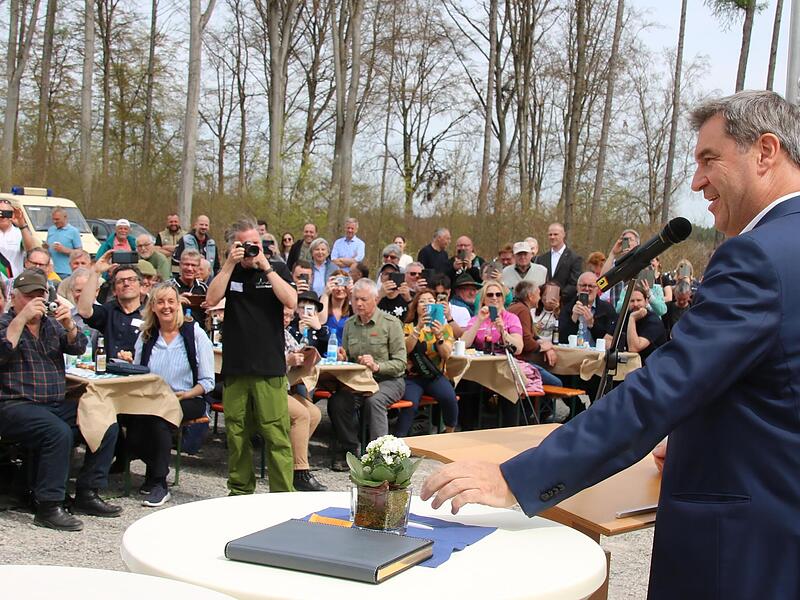 Gut gelaunt präsentierte sich Ministerpräsident Markus Söder bei der Inbetriebnahme des Windparks Fuchsstadt. Gut gelaunt präsentierte sich Ministerpräsident Markus Söder bei der Inbetriebnahme des Windparks Fuchsstadt.