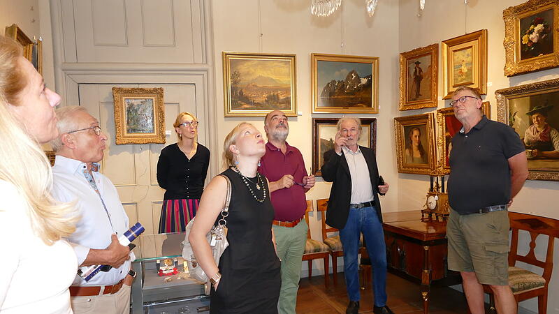 Besucher staunen: Im Kunstauktionshaus Schlosser findet sich eine faszinierende Mischung niveauvoller Objekte aus mehreren Jahrhunderten.