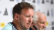 Zum Start der WM-Vorbereitung m&uuml;ssen Bundestrainer Julian Nagelsmann und Sportdirektor Rudi V&ouml;ller (Hintergrund) in Herzogenaurach einige H&uuml;rden nehmen.