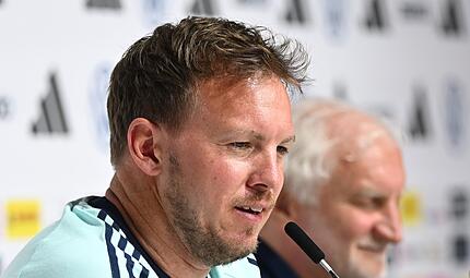 Zum Start der WM-Vorbereitung m&uuml;ssen Bundestrainer Julian Nagelsmann und Sportdirektor Rudi V&ouml;ller (Hintergrund) in Herzogenaurach einige H&uuml;rden nehmen.