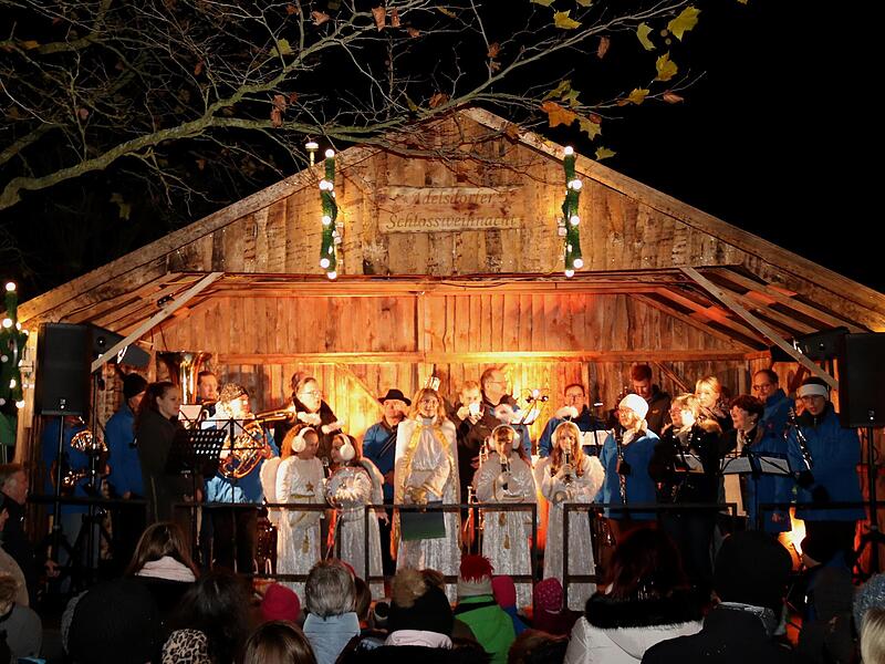 Vorweihnachtsstimmung  herrschte bei der Begr&uuml;&szlig;ung der Besucher der Adelsdorfer Schlossweihnacht.