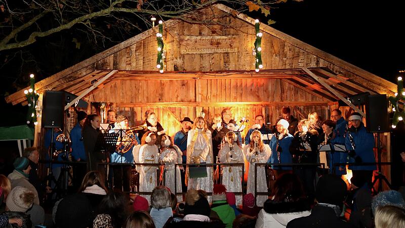 Vorweihnachtsstimmung  herrschte bei der Begr&uuml;&szlig;ung der Besucher der Adelsdorfer Schlossweihnacht.