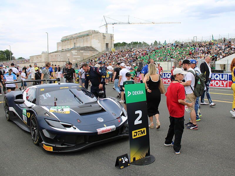 Geschäftiges Treiben: Beim DTM-Highlight auf dem Norisring ist die Steintribüne stets voll.DTM Norisring 2025: Die besten Impressionen vom Sonntag Geschäftiges Treiben: Beim DTM-Highlight auf dem Norisring ist die Steintribüne stets voll.